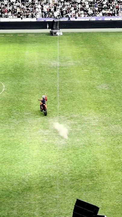Kenan Sofuoğlu’nun oğlu Zayn Sofuoğlu, Kocaeli Stadyumu’nda motosikletiyle tur attı