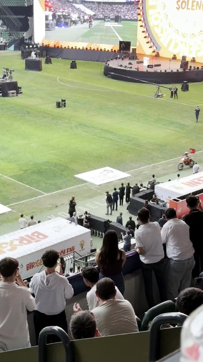 Zayn Sofuoğlu, Kocaeli Stadyumu’nda motosikletiyle tur attı