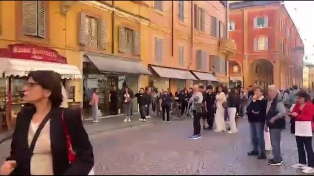 Auto sulla folla a Modena: i feriti nel video ripreso da una passante