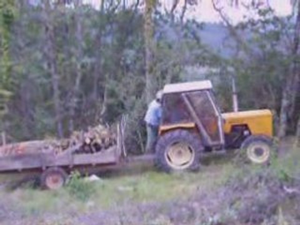 renault carraro 501.4 avec la remorque de bois