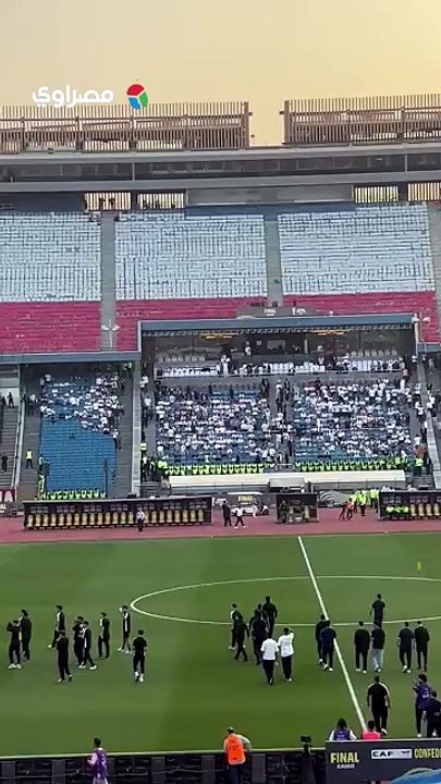 نزول لاعبي الزمالك إلى ملعب المباراة تشجيع حما...