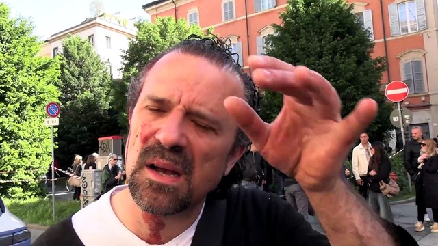 Modena, con l'auto travolge i passanti: ?Cos? l'ho bloccato, mi ha ferito col coltello?