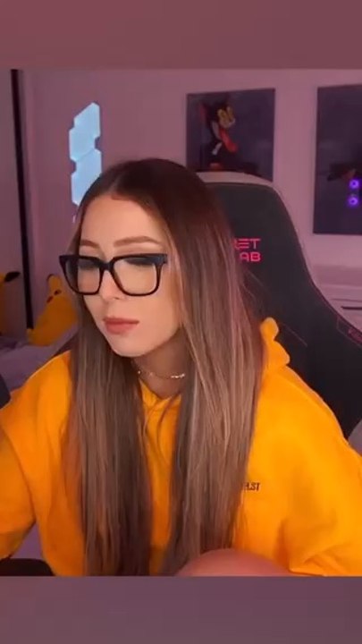 I SPRAYED IT LIKE AN HOUR BEFORE THIS TO SHOW CHAT 😭💀 #twitch #twitchstreamer #twitchmoments #twitchclips #pickupline #jokes #texttospeech #gamergirl #tts