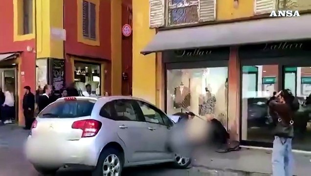 Auto falcia i pedoni a Modena, almeno 8 i feriti