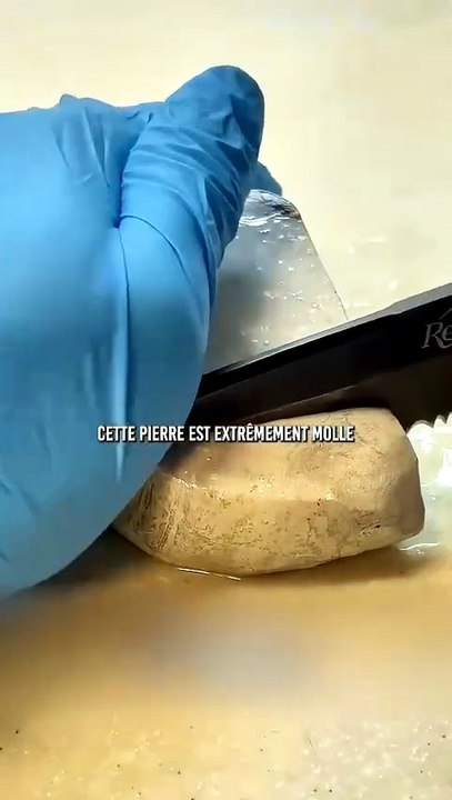Cette pierre étrange