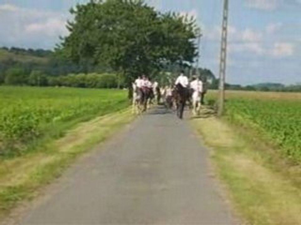 Haie d'honneur pour un mariage. A cheval !