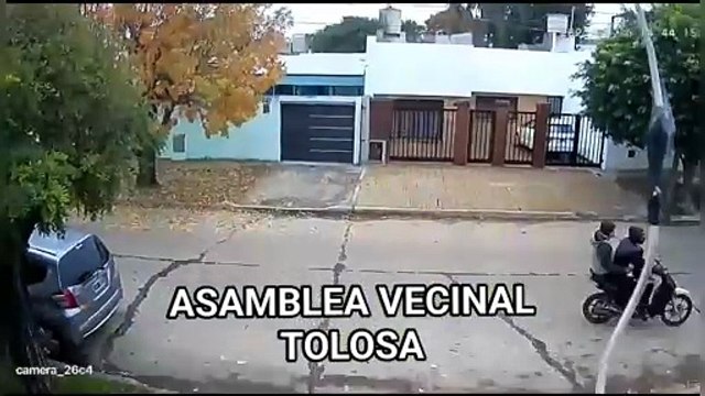La Plata: motochorros intentaron entrar a una casa en Tolosa a patadas, pero escaparon al ser descubiertos