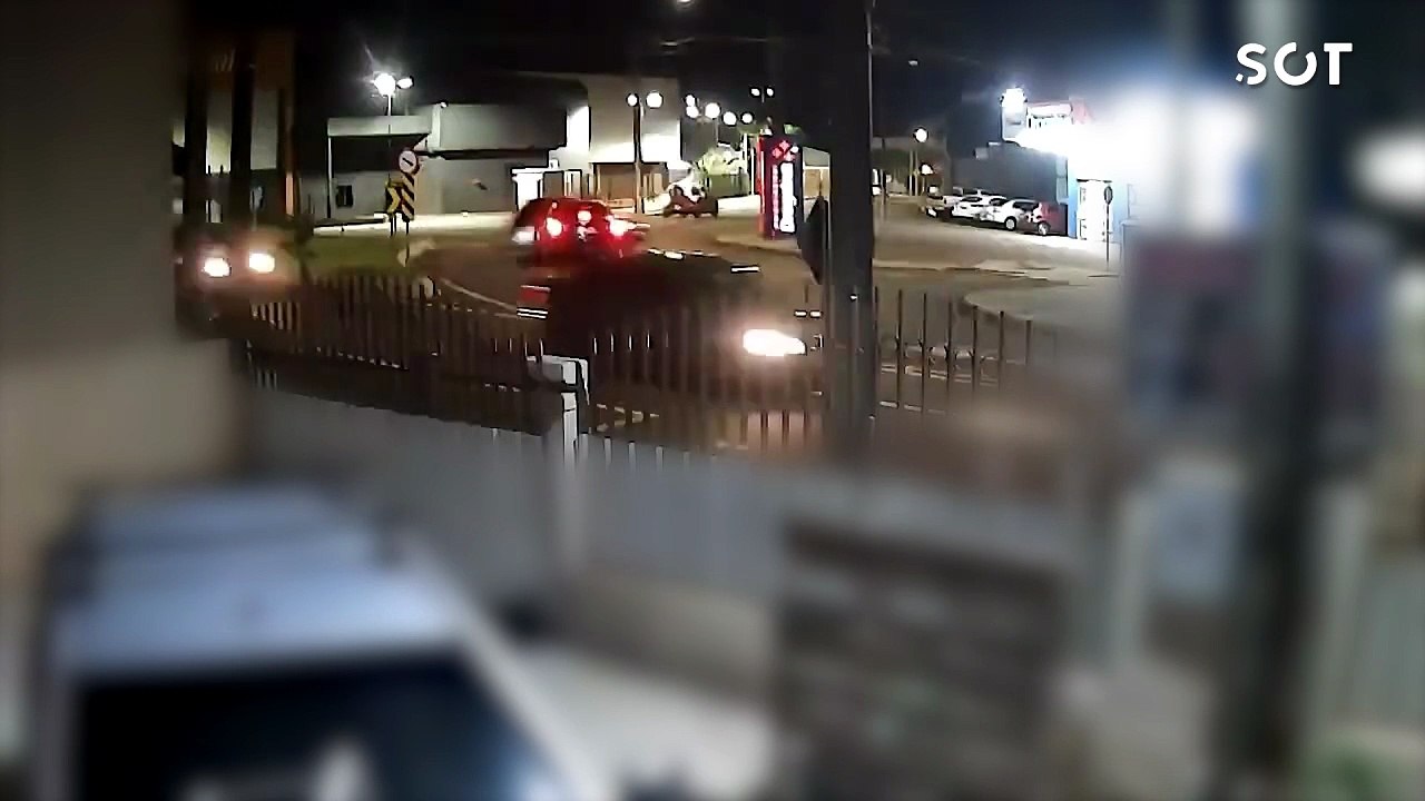 Batida entre Ford Ka e Corolla deixa motorista ferido no Bairro Universitário, em Cascavel