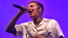 ブリング・ミー・ザ・ホライズン、パフォーマンス中にスマホが投げ込まれる