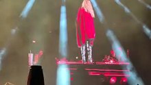 Tini se pone el poncho salteño durante el recital en el Martearena