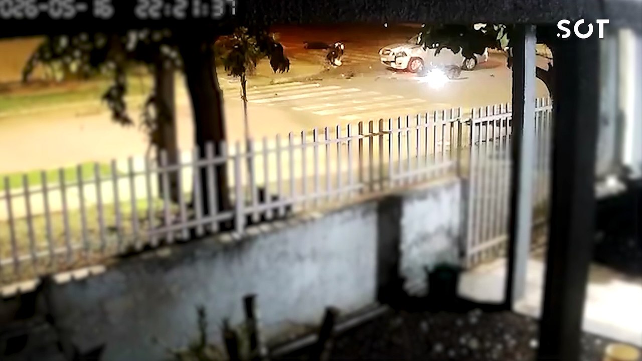 Câmera registra forte batida entre carro e moto e passageira é arremessada no Bairro Periolo em Cascavel