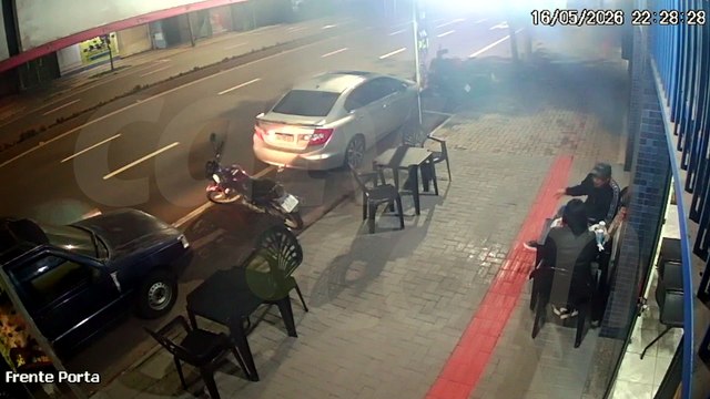 Câmera flagra Vectra quase tombando após atingir carro estacionado na Avenida Carlos Gomes