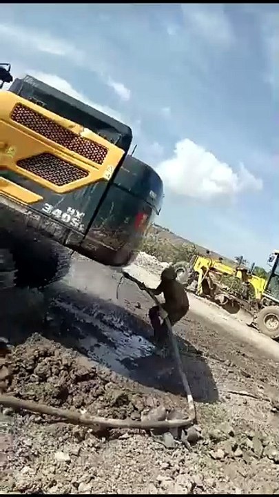 Heavy Machinery Maintenance : Washing Hyundai HX340L Excavator in Kalimantan