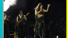 Cazzu rinde tributo a Selana y canta 'Con otra' en el Tecate Emblema 2026