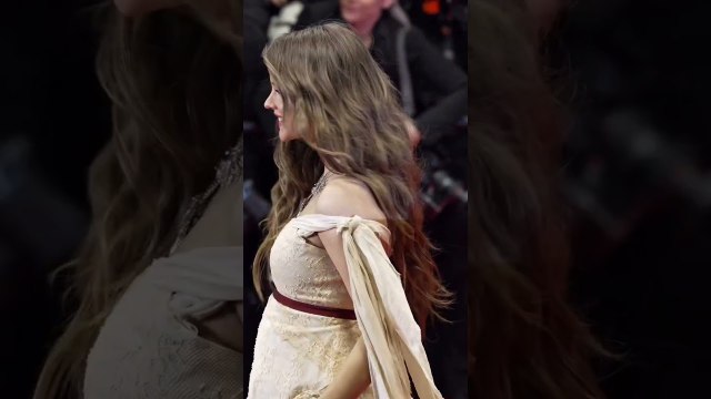 Barbara Palvin sur le tapis rouge du Festival de Cannes pour la montée des marches du film Paper