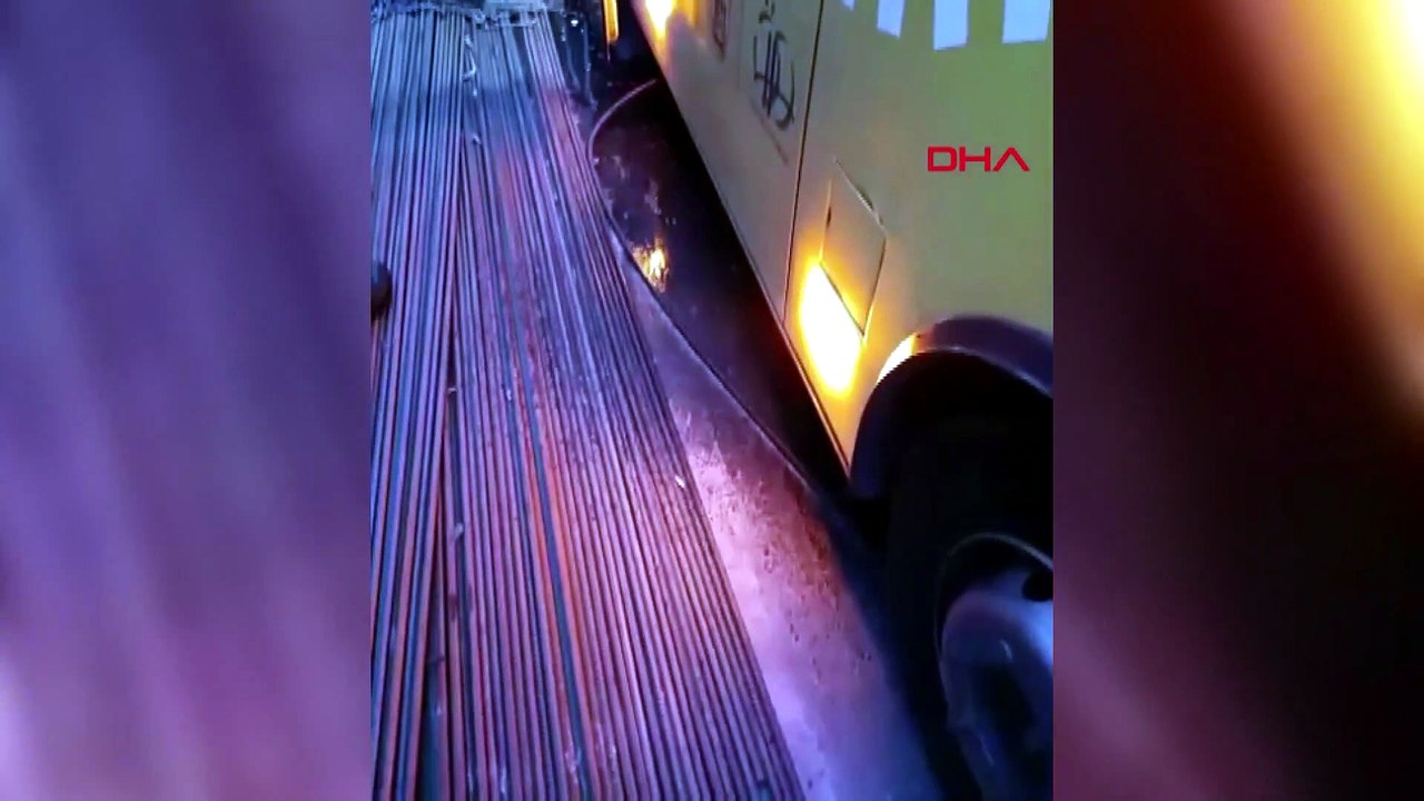 İnşaat demirleri İETT otobüsünü deldi içeri girdi!