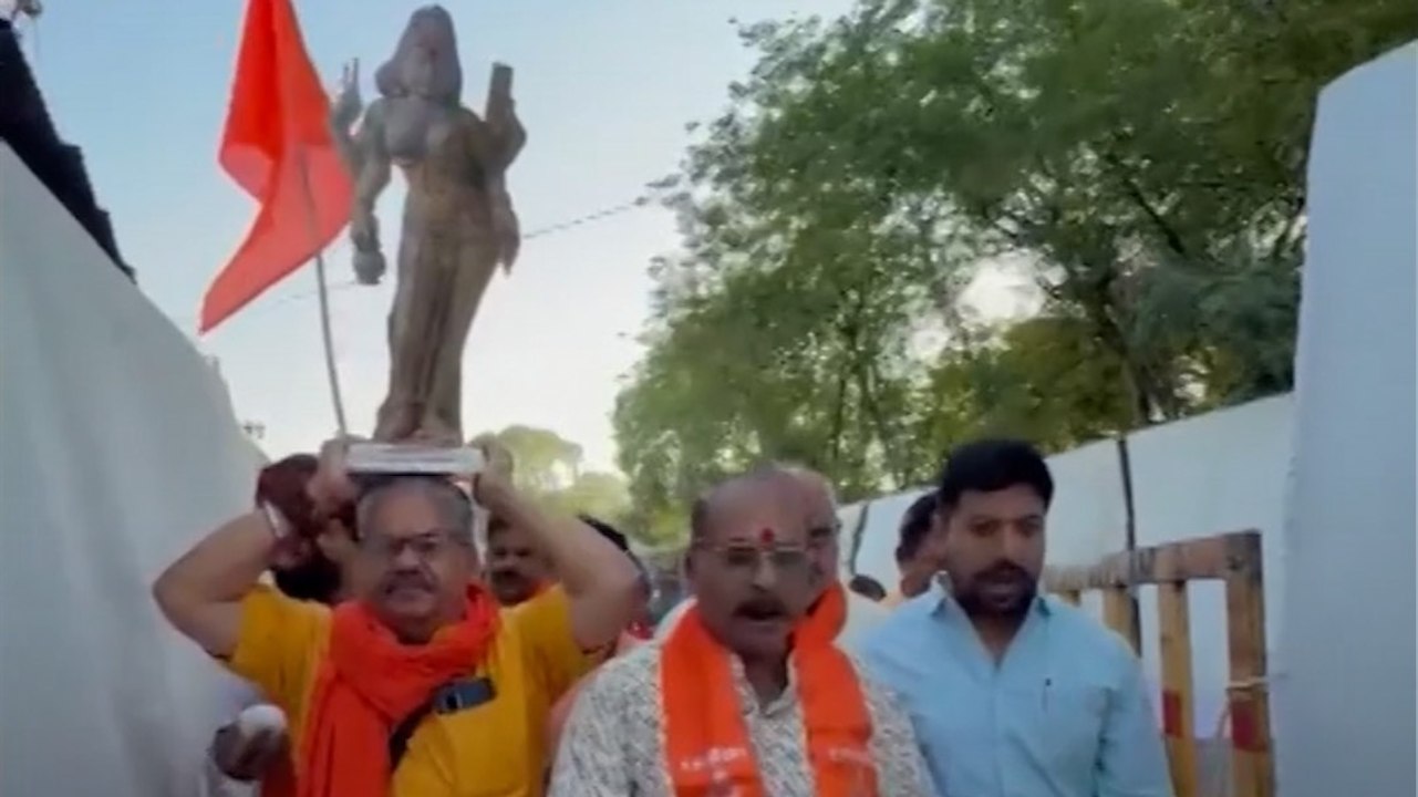 Dhar Bhojshala में शुरू हुई पूजा, श्रद्धालुओं में जश्न का माहौल