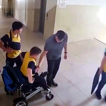 Fedakar öğretmen engelli öğrencisini sırtında taşıdı! Sosyal medyada paylaşılan videoya yorum yağdı! 'Tırnağına taş, gözüne yaş değmesin!'