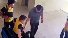 Fedakar öğretmen engelli öğrencisini sırtında taşıdı! Sosyal medyada paylaşılan videoya yorum yağdı! 'Tırnağına taş, gözüne yaş değmesin!'