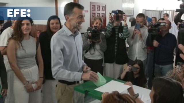 Maíllo (Por Andalucía), primer candidato en votar, lo hace en Sevilla