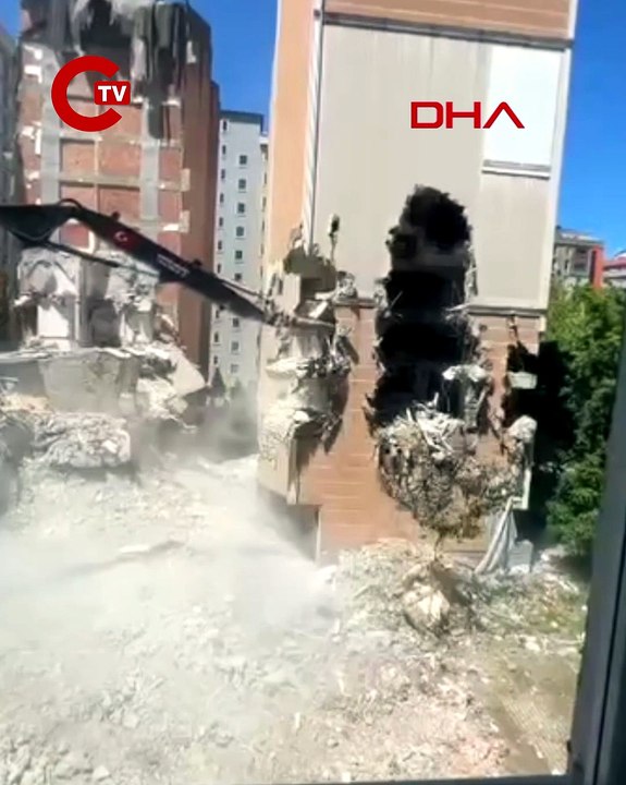 Esenyurt'ta yıkım sırasında binanın çöktüğü anlar kamerada