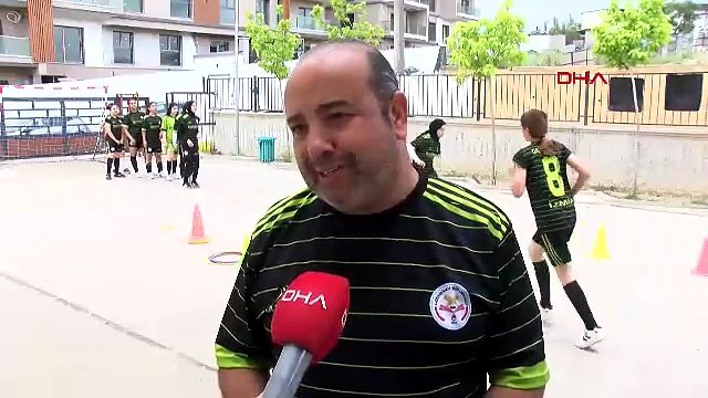 ''Futbolu erkekler oynar'' diyenlere inat beton zeminde çalışıp namağlup şampiyon oldular!