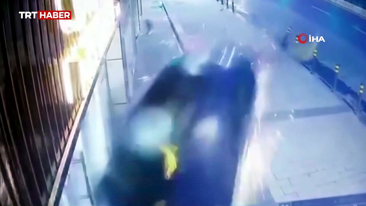 İstanbul'da otomobil iş yerine daldı