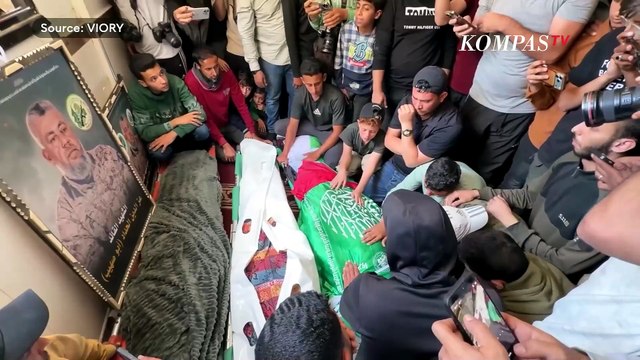 Tangis Warga Gaza Iringi Pemakaman Komandan Hamas Izz Al-Din Al-Haddad