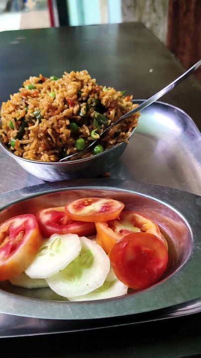 Aaj kuch tasty khaya 😋 Veg Fried Rice aur paneer ka combo mazedaar laga. Aapko kaunsa food combo sabse zyada pasand hai?
