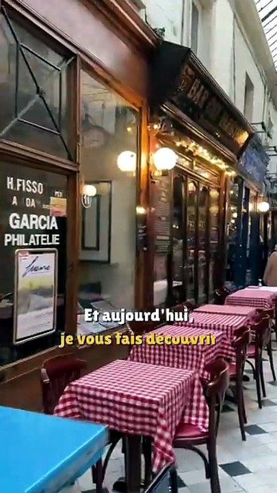 👀Tu imagines un centre commercial ?En 1800, ça ressemblait plutôt à des passages couverts comme ceux-là.