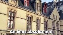 🏰 Il y a un vrai château médiéval du XVe siècle caché dans une rue du Marais. Et si vous regardez bien sa façade, vous verrez un boulet de canon fiché dans la pierre depuis 1830.