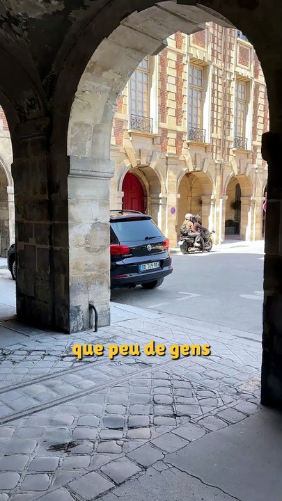 🚂 Il y a des rails incrustés dans les pavés de la Place des Vosges. Devant le numéro 5, sous les arcades.