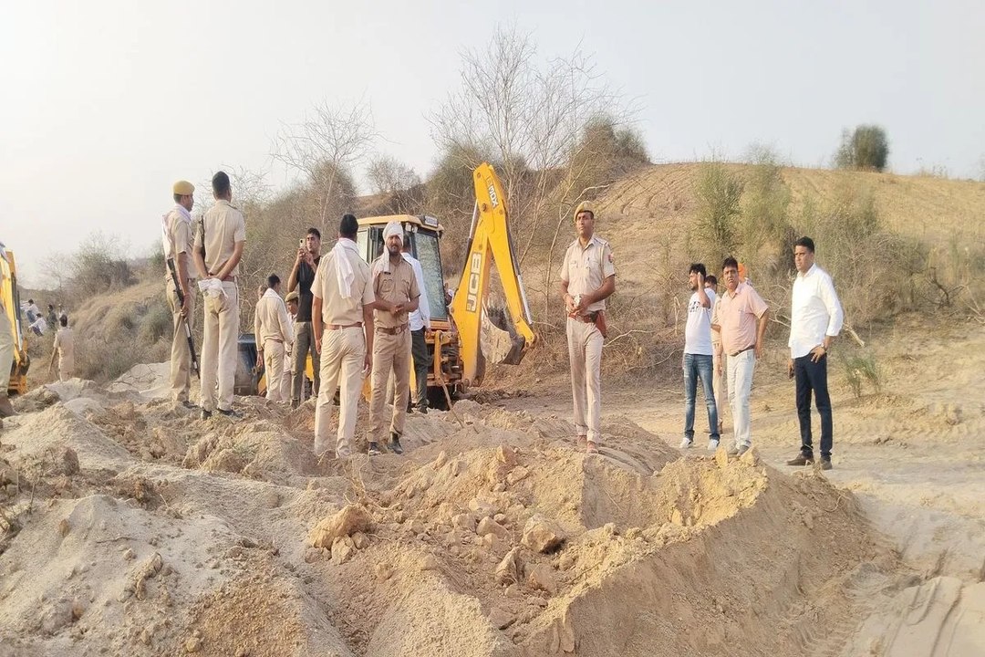ट्रिपल एक्शन: बजरी के अवैध स्टॉक किए नष्ट, अवैध...