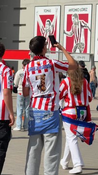 La afición del Atlético de Madrid con la camiseta de Griezmann previo a su despedida | Atleti - Girona