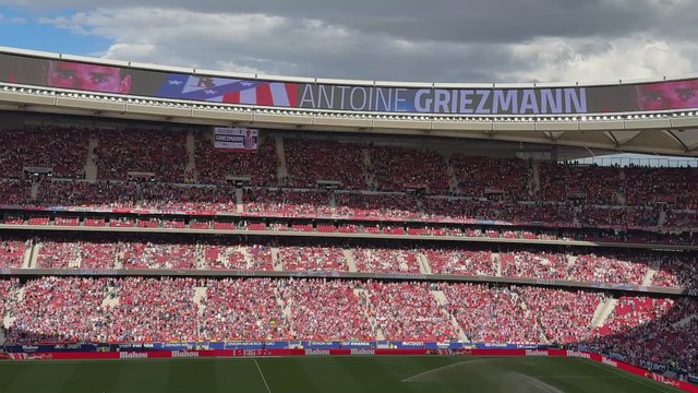 Así recibió el Metropolitano a Griezmann: corean su nombre, tifo, salida al campo