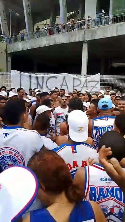 Bamor protesta contra Rogério Ceni antes de jogo na Fonte Nova; PM reforça segurança