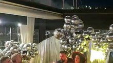 Η Ρία Ελληνίδου και ο Δημήτρης Αλεξάνδρου σβήνουν τις τούρτες γενεθλίων τους και ανταλλάσσουν ένα φιλί στο στόμα!