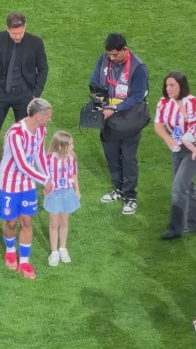 La última imagen de Griezmann sobre el Metropolitano y el particular homenaje de sus compañeros