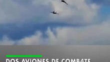 Dos aviones de comb4te colisionan durante un espectáculo aéreo