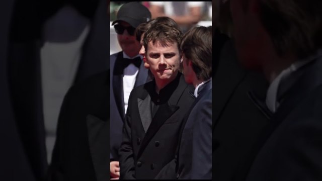 Félix Lefebvre sur le tapis rouge du Festival de Cannes pour la montée des marches du film Moulin