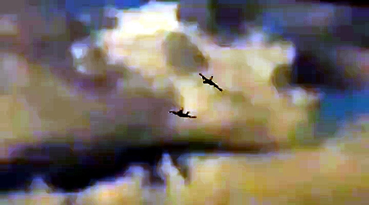 Video: impactante choque de dos aviones militares en un show aéreo en Estados Unidos