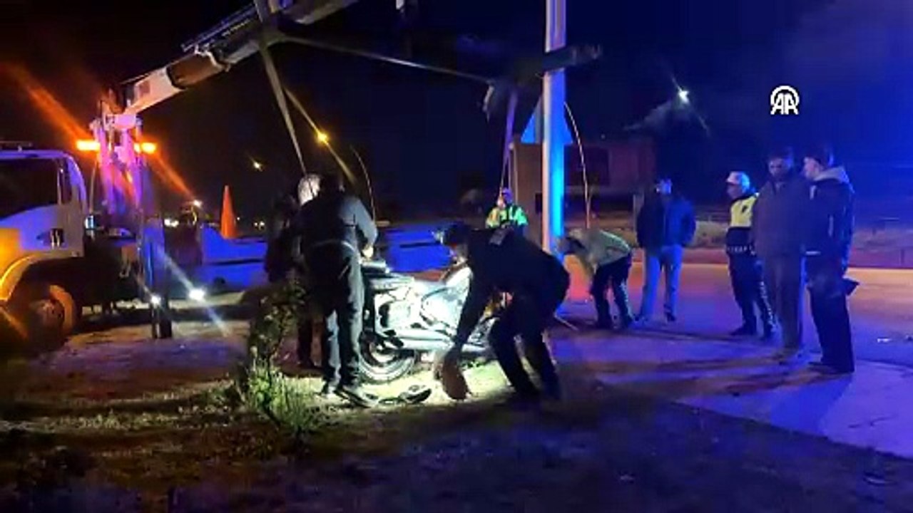 Başkentte aydınlatma direğine çarpan motosikletin sürücüsü yaşamını yitirdi