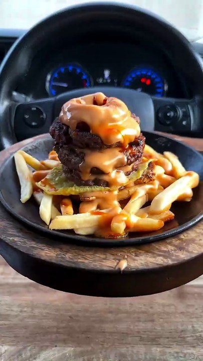 POT POT POT..! The Cheesiest items..! 🏻😍By @burgermartpakistan 1. Bunless- Triple Juicy Beef