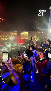 Bagno di folla nerazzurra! Fuochi d'artificio e cori in Duomo per la festa ufficiale dell'Inter campione d'Italia