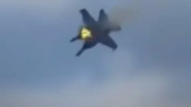 US Air Show Crash: एयर शो में टकराए दो F-18 फाइटर जेट, बड़ा हादसा टला