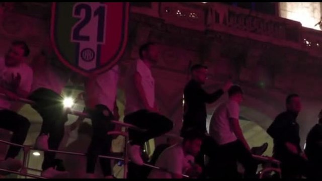 Milano, festa scudetto per l'Inter: giocatori sul bus scoperto