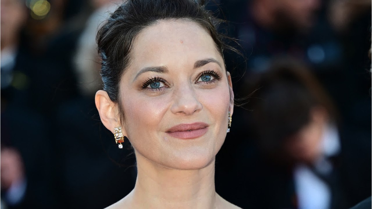 FEMME ACTUELLE - "Ça fait très mal, mais ça passe" : l’adorable réaction de Marion Cotillard blessée par une fan à Cannes