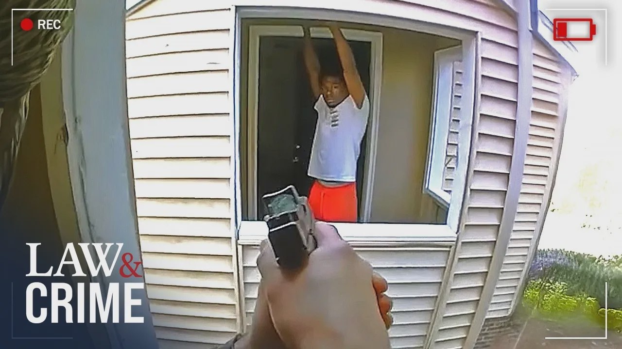 Deux frères tendent un piège à un homme innocent dans une cage d’escalier : images de caméra-piéton