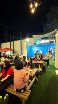 Πλήθος κόσμου στην αυλή της Allwyn του Athens Street Food Festival