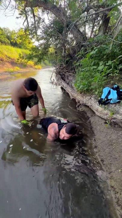 Noodling : attraper un silure à mains nues sous l’eau, défi extrême et risque assuré